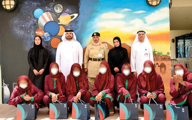 الصورة: شرطة دبي توزّع كسوة العيد على النزيلات