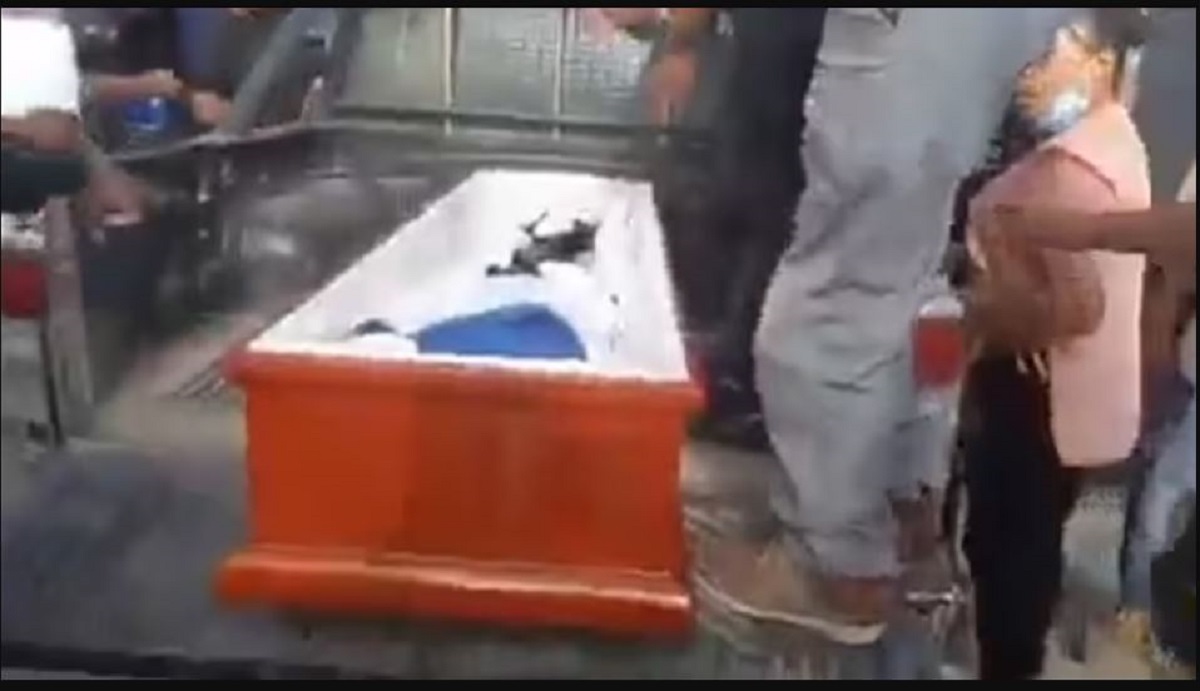بالفيديو|| قبل لحظات من دفنها..امرأة تضرب على النعش لتخبر أنها ماتزال حيّة
