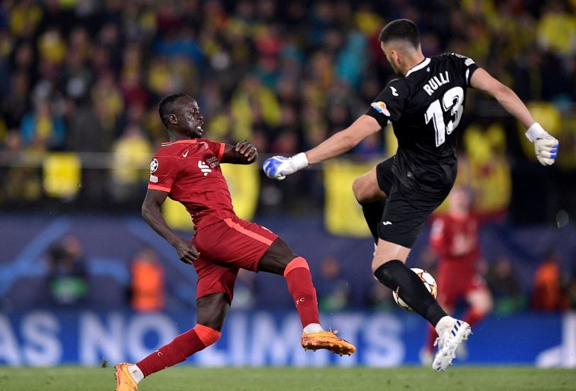 Liverpool crosses into the Champions League final through the feet of the Villarreal goalkeeper