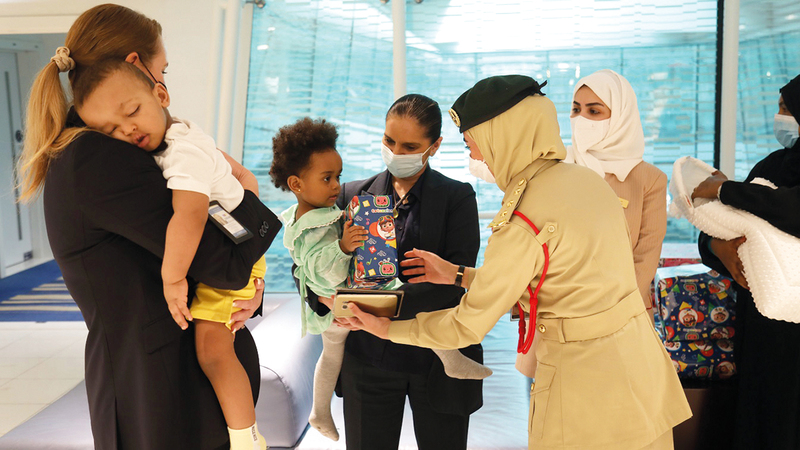 المسافرة دخلت دبي بـ 3 أطفال وخرجت إلى موطنها بـ 4.       من المصدر