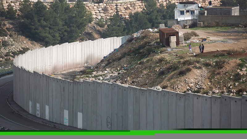 جدار الفصل العنصري لا يعمل على الفصل بين الإسرائيليين والفلسطينيين فقط وإنما يحرمهم من أجزاء كبيرة من أراضيهم الزراعية.    إي.بي.إيه