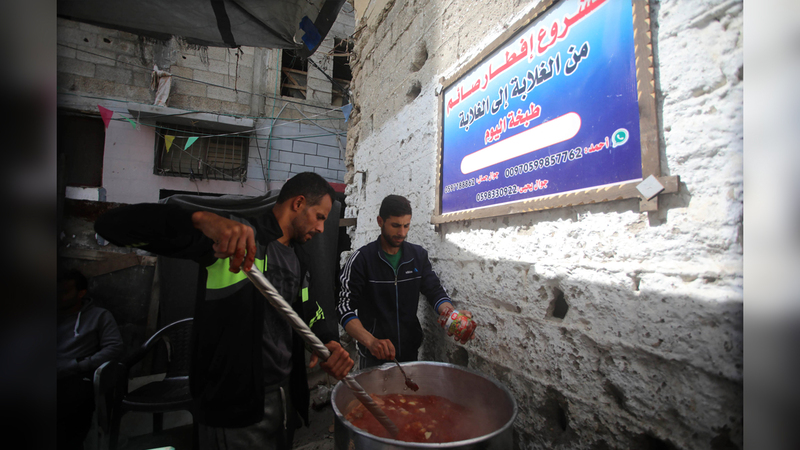 مطبخ في غزة يوزع الطعام على الفقراء حيث يعاني القطاع أزمة ارتفاع أسعار المواد الغذائية.    أرشيفية