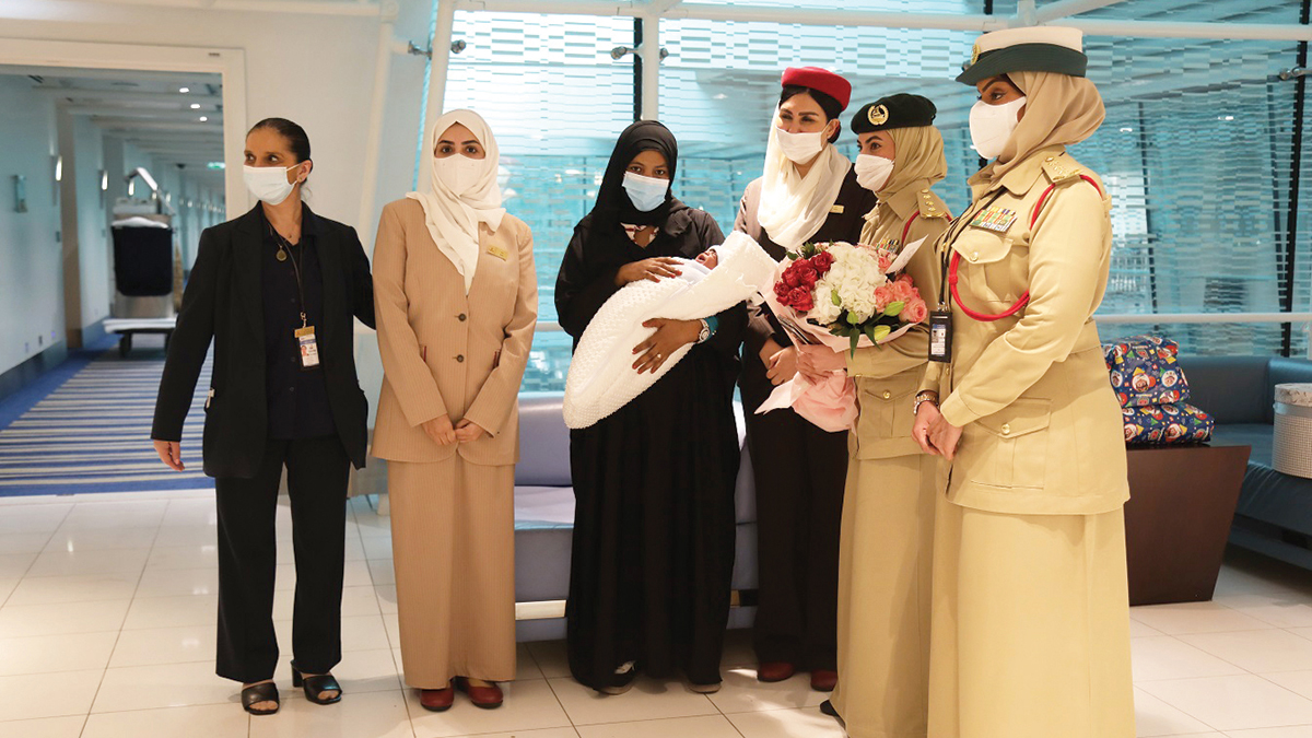 المسافرة حظيت بدعم استثنائي من شرطة دبي ومؤسسة الإسعاف و «طيران الإمارات » في عمل إنساني متكامل.  من المصدر