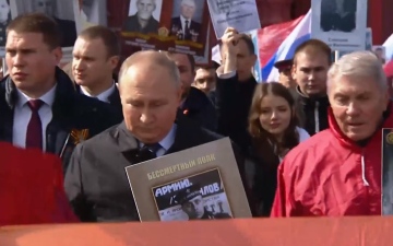 الصورة: بوتين يحمل صورة والده خلال مسيرة في موسكو