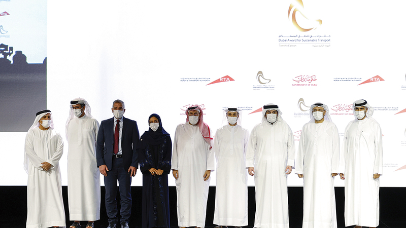 أحمد بن محمد خلال تكريم المؤسسات والشركات والأفراد الفائزين في الدورة الثانية عشرة للجائزة.      من المصدر