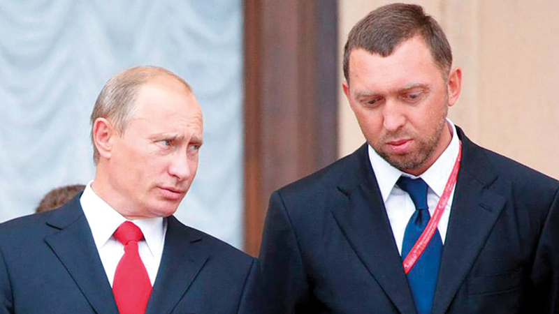 أوليغ ديريباسكا (إلى اليمين) صديق بوتين.    تاس