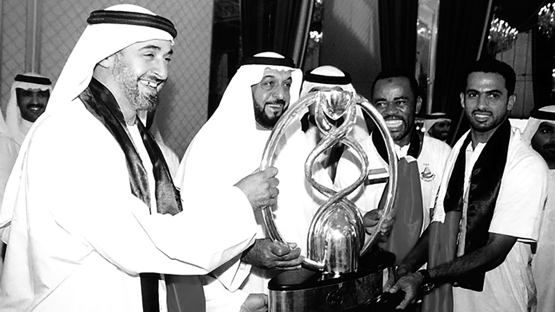 خليفة بن زايد ومحمد بن زايد خلال استقبال فريق العين الفائز بكأس أبطال آسيا 2003.     من المصدر