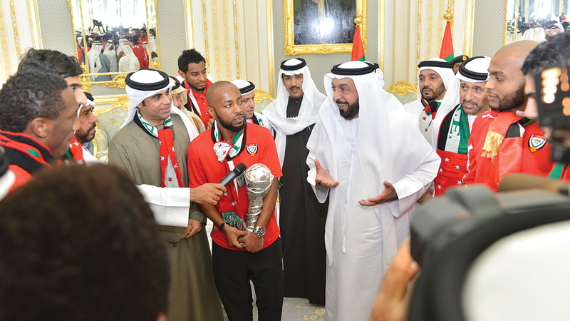 خليفة بن زايد خلال استقبال المنتخب الوطني بطل كأس الخليج لكرة القدم.    وام