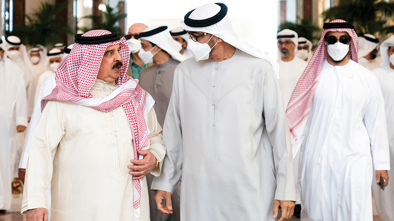 محمد بن زايد يتلقى التعازي من ملك البحرين.   وام