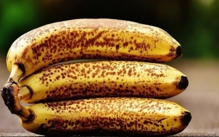 الصورة: ما هو سر البقع البنية على قشر الموز