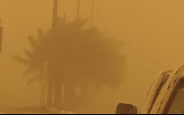الصورة: عاصفة ترابية تتسبب في «شبه انعدام» الرؤية في السعودية