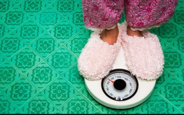 الصورة: بريطانية تفقد 114 كيلوغراما من وزنها بالتوقف عن عادات غذائية بسيطة