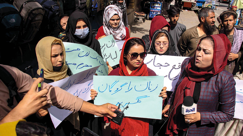 نساء يتظاهرن ضد قرار فرض البرقع.   إي.بي.إيه