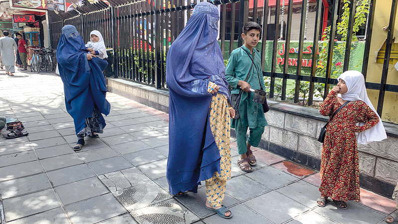 نساء أفغانيات التزمن بارتداء البرقع في كابل.     إي.بي.إيه