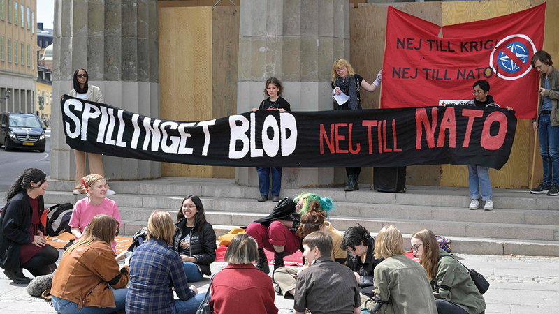 تظاهرة أمام البرلمان في استوكهولم ضد الانضمام لـ«الناتو».   أ.ف.ب