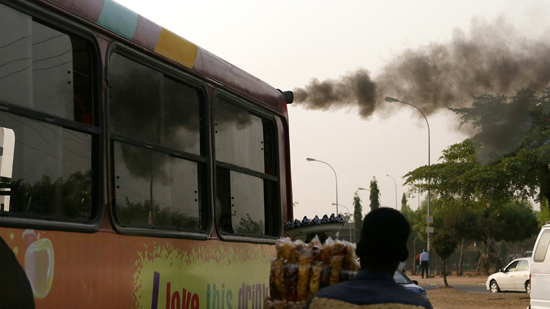 دخان المصانع التي تعمل بالفحم يلوث الأجواء في جنوب إفريقيا.   أ.ب