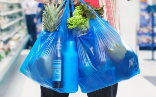 الصورة: بدء حظر استخدام الأكياس البلاستيكية في أبوظبي أول يونيو