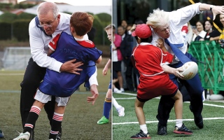 الصورة: رئيس الوزراء الأسترالي يصطدم بطفل في مباراة أطفال لكرة القدم