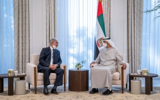 الصورة: رئيس الدولة يتلقى التعازي بوفاة الشيخ خليفة من خليفة حفتر