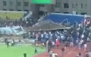 الصورة: مباراة كرة قدم تنجو من كارثة سقوط مبني إداري داخل الملعب (فيديو)