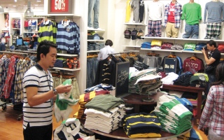 «غرفة دبي»: سوق الملابس تستعيد تعافيها في 2023