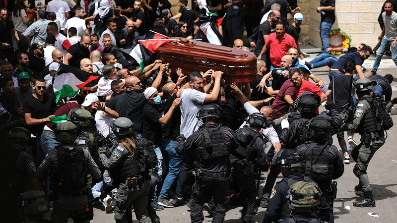 الشرطة الإسرائيلية تقوم بضرب المشيعين الفلسطينيين الذين كانوا يحملون نعش الصحافية أبوعاقلة.   غيتي