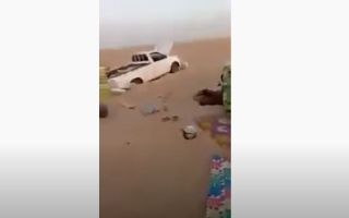 الصورة: شاهد فيديو يوثق اللحظات الأخيرة لشبان فقدوا حياتهم في صحراء ليبيا