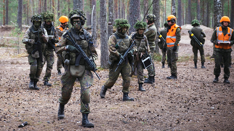 القوات الفنلندية في تدريب عسكري ضمن الاستعدادات للدخول إلى «الناتو». أ.ف.ب