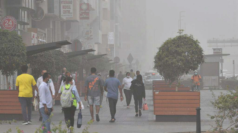 موجة الغبار غطت مناطق مختلفة في الدولة أمس.     تصوير: نجيب محمد