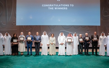الصورة: سيف بن زايد يمنح الجوائز للفائزين بـ «زايد للكتاب»