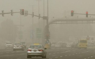 الصورة: شرطة الشارقة تهيب بالسائقين توخي الحيطة والحذر أثناء القيادة بسبب الغبار