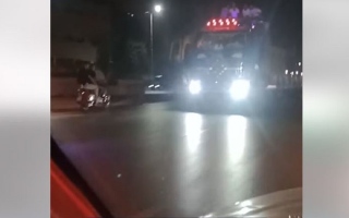 الصورة: سيارة نقل تسير للخلف وسط طريق سريع.. شاهد بالفيديو