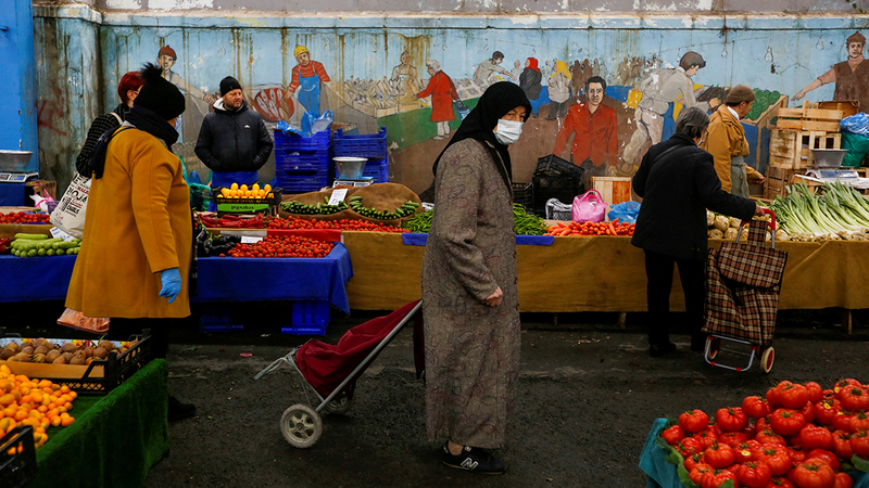 لم يعد بإمكان كثير من الأتراك شراء الأطعمة الطازجة من الأسواق. رويترز