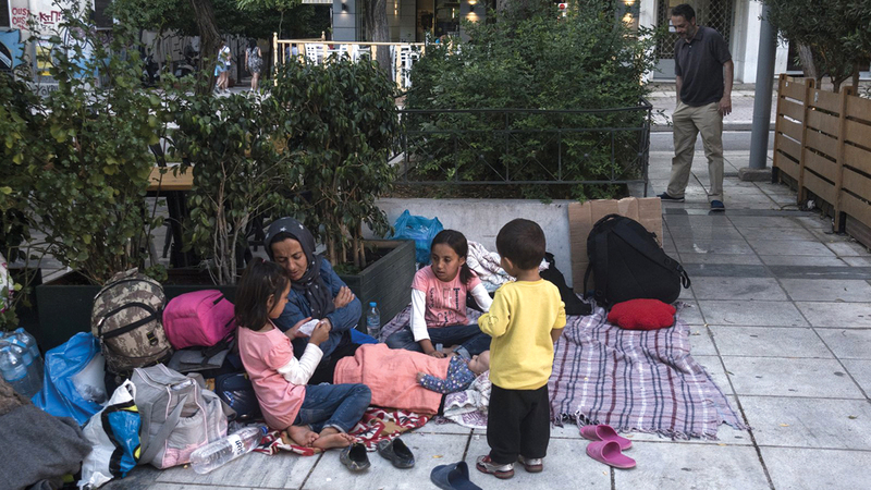 لاجئون ينامون في العراء.  رويترز