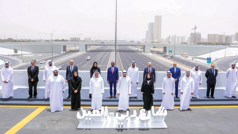 حمدان بن محمد خلال افتتاحه مشروع تطوير شارع دبي-العين في إطار الخطة الاستراتيجية للنقل.  من المصدر