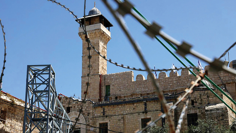 الاحتلال ربط الهيكل المعدني بدرج الحرم الأثري. الإمارات اليو