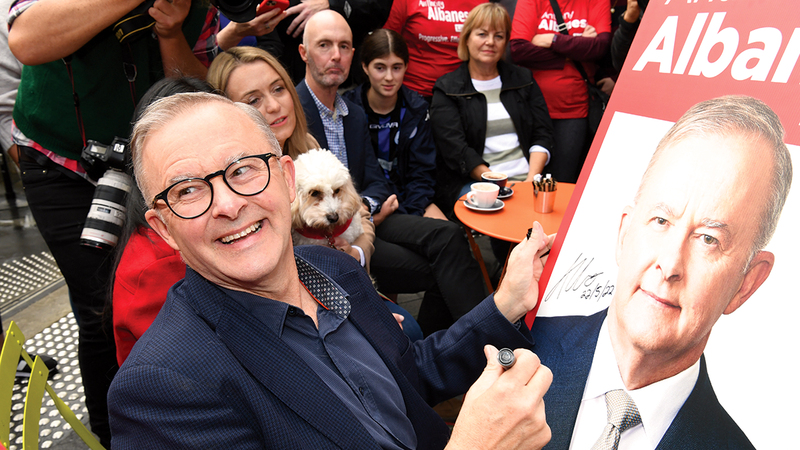 ألبانيزي بعد فوزه في الانتخابات حيث تواجه حكومته مشكلات على جبهات عدة. غيتي