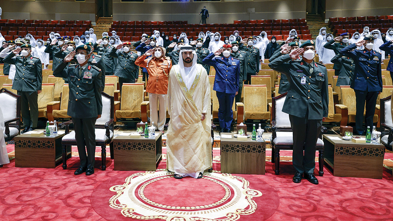 حمدان بن محمد خلال حضوره حفل تخريج دورة الدفاع الوطني التاسعة في قصر الإمارات بأبوظبي.   وام