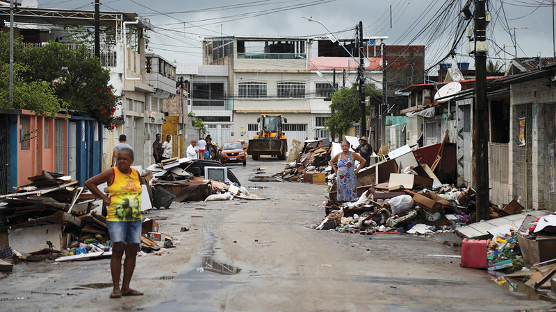 الحيرة تبدو على وجوه السكان بعد أن أنقذوا ما يمكنهم إنقاذه من أثاث بيوتهم التي غمرتها المياه. رويترز