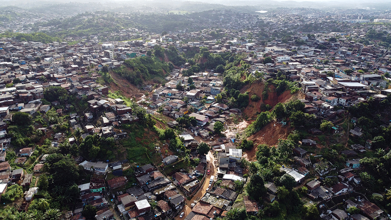 منظر من الجو لإحدى المدن التي غمرتها المياه.  رويترز