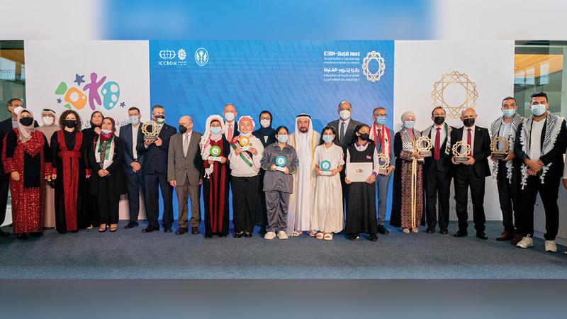 ممثلو المنظمات الثقافية والفائزين ثمنوا دعم حاكم الشارقة للمبادرات الثقافية التي تحافظ على الإرث العربي.  من المصدر
