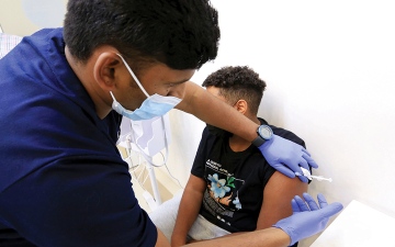 الصورة: %100 نسبة التطعيم بلقاح «كوفيد-19» في الإمارات