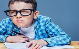 الصورة: 9 أعراض ظهورها ينذر بمشاكل في الرؤية لدى الأطفال