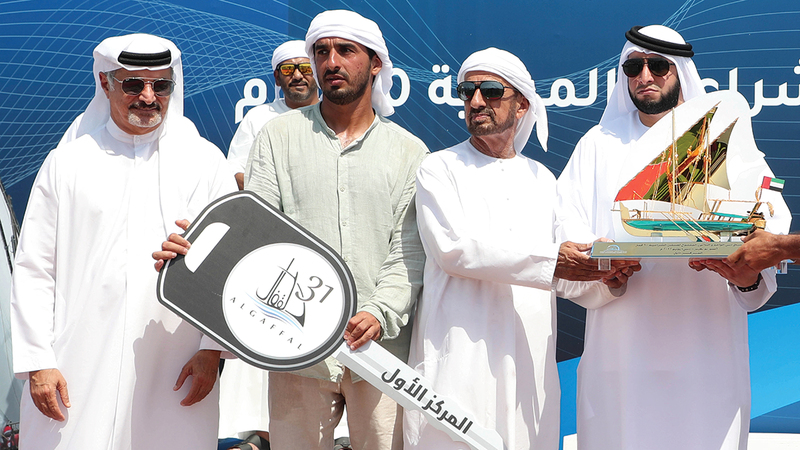 راشد بن حمدان يقدم جائزة البطل إلى حسن المرزوقي ووالده عبدالله، بحضور سعيد حارب.  من المصدر