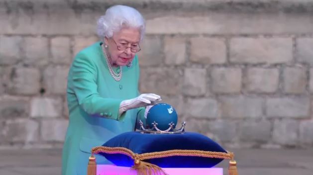 الملكة تلمس كرة أرضية رمزية لبدء الاحتفال