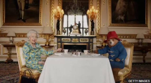 الملكة تشرب الشاي مع الدب المفضل لدى الأمة