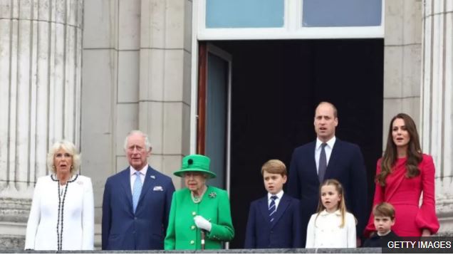 الملكة تظهر على الشرفة في ختام احتفالات اليوبيل