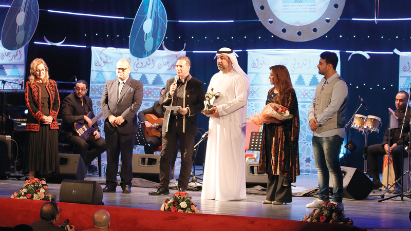 علي عبيد تسلّم الجائزة الرفيعة خلال فعاليات المهرجان الذي نظم في مدينة تطوان.   من المصدر