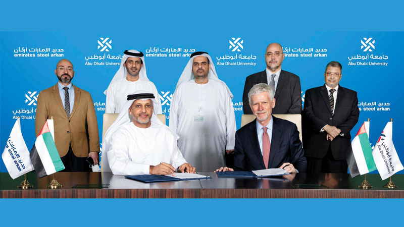 مسؤولو «مجموعة حديد الإمارات أركان» وجامعة أبوظبي خلال التوقيع على الاتفاقية.   من المصدر