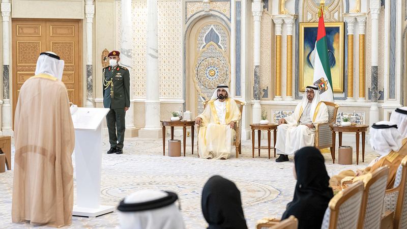 محمد بن زايد ومحمد بن راشد خلال أداء وزراء جدد اليمين الدستورية.   من المصدر